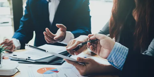 Drei Personen besprechen Inhalt und Design