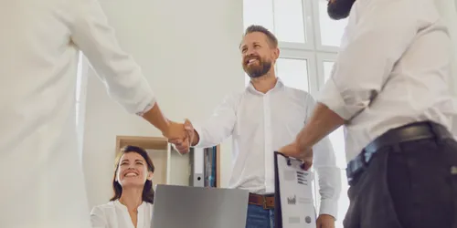 Mehrere Personen sind sich einig und geben sich die Hand